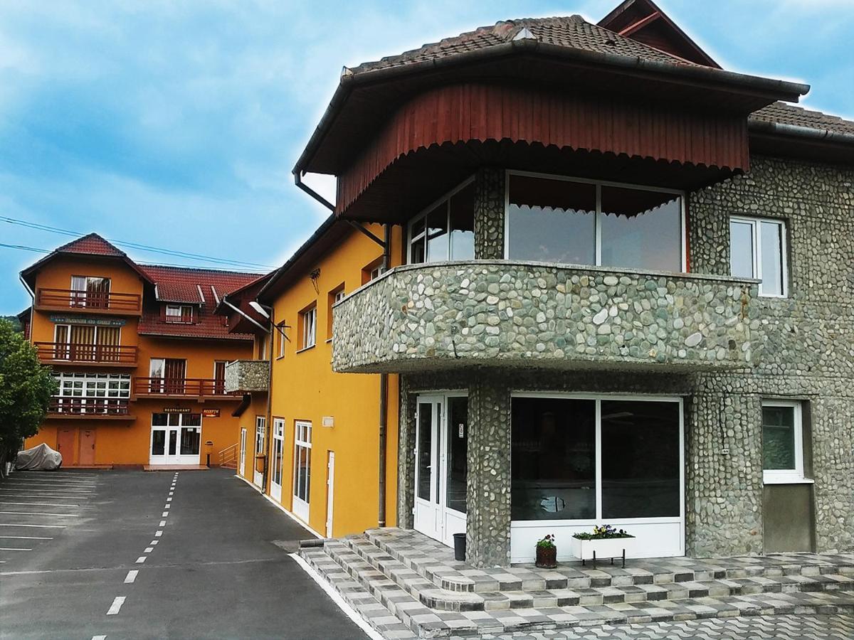 Floare De Colt Petrosani Hotel Exterior photo